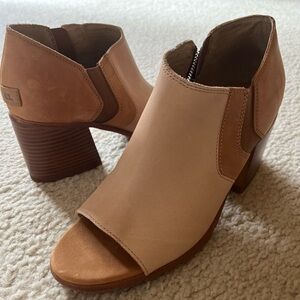 Sorel “Nadia” Tan Ankle Bootie’s New Without Tags